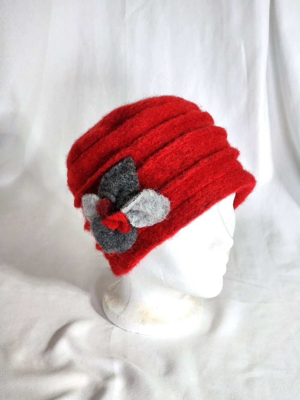 Lafenice red felted wool cloche hat